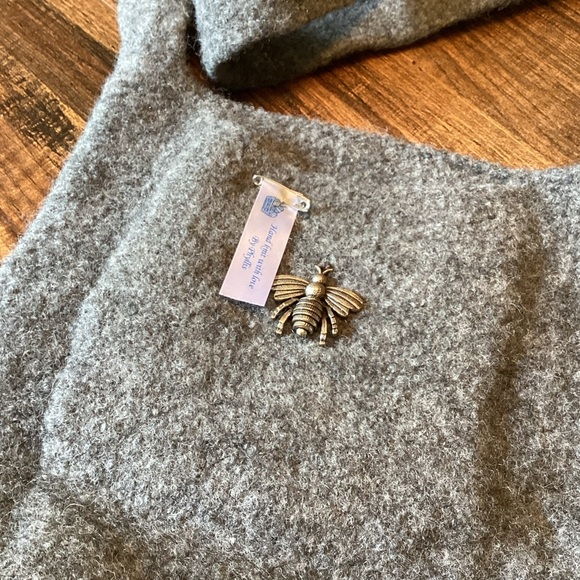Hand Made Wool Grey Crossbody Bag with Bumblebee Pin - Picture 2 of 9